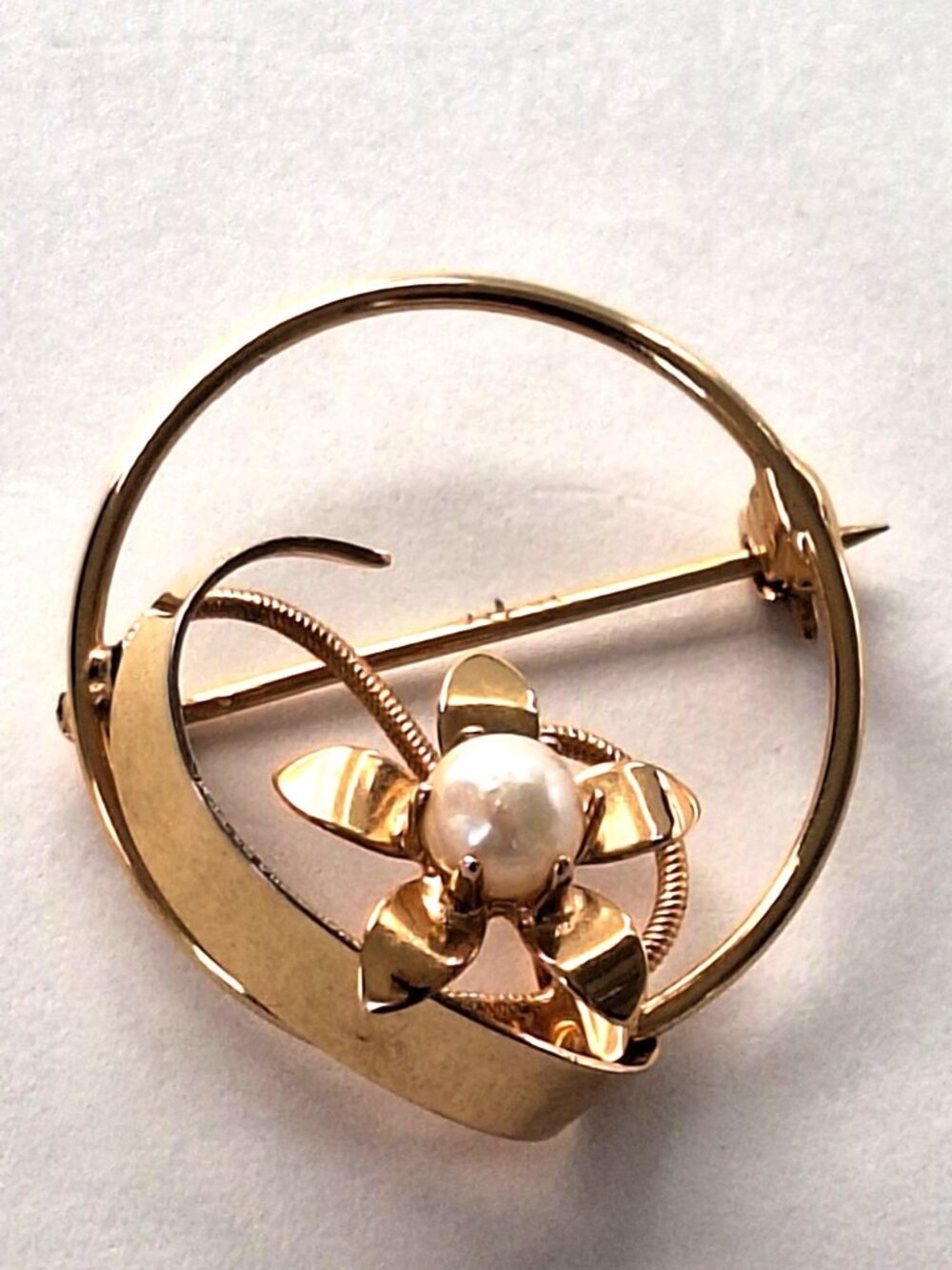Vintage Gold Tone Metal Faux Pearl Floral Circle Brooch Pin Mid Century Wreath